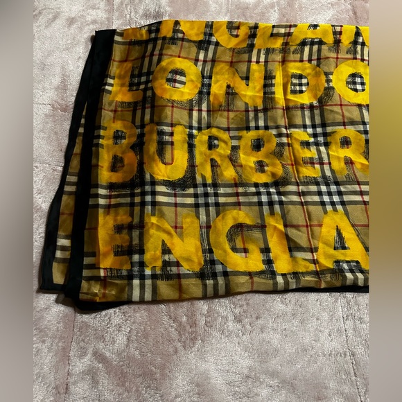 Nwt Burberry “PRINT” Pashmina 100%silk - Picture 8 of 12